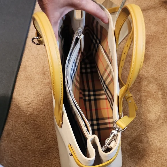 Burberry Banner Leather Tote Bag in Ivory with Tan leather details - Picture 2 of 16